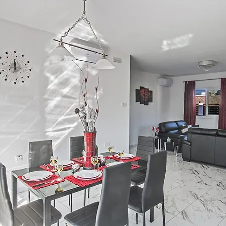 Villa Cyprus Minutes From The Beach, 1195 *